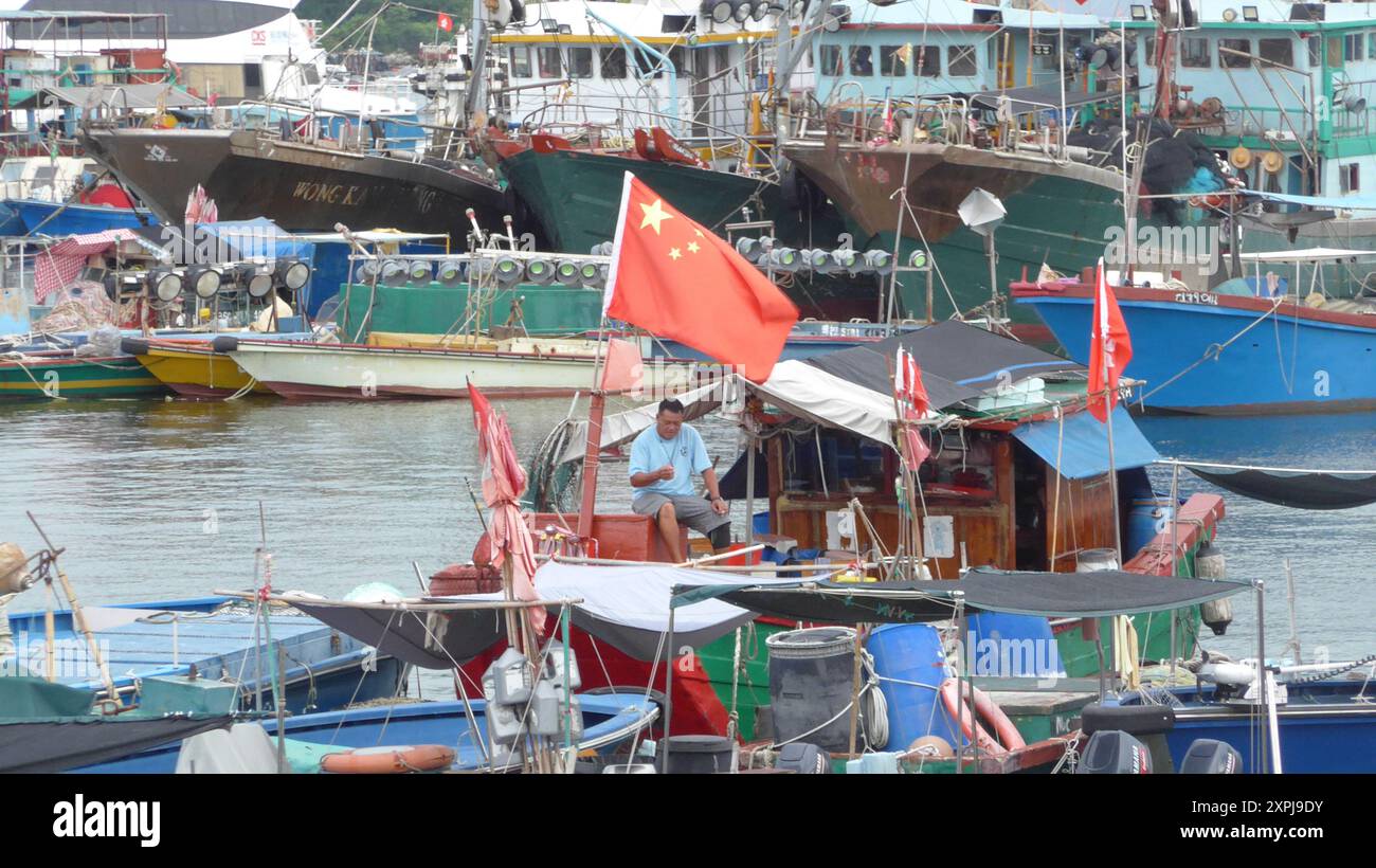 Hongkong, China. August 2024. Blick auf eine chinesische Flagge, die an einem Boot in Cheung Chau, Hongkong, hängt. (Credit Image: © Serene Lee/SOPA Images via ZUMA Press Wire) NUR REDAKTIONELLE VERWENDUNG! Nicht für kommerzielle ZWECKE! Stockfoto