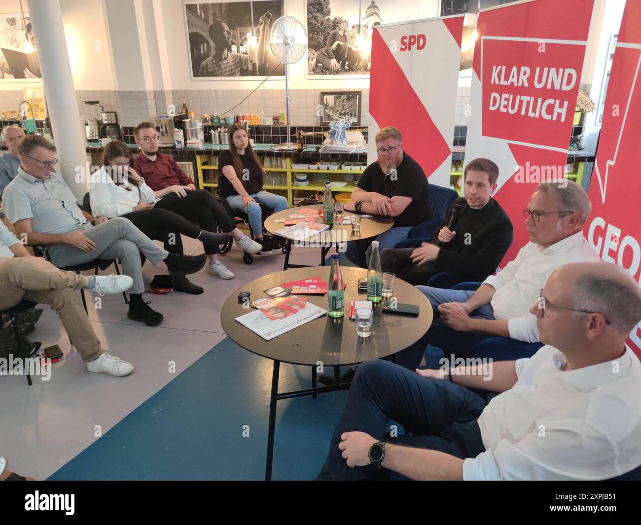 Altenburg, Thüringen, Deutschland, 06.08.2024: Auftakt von SPD-Veranstaltungsreihe Wir müssen reden : SPD-Generalsekretär Kevin Kühnert mischt sich vor der Landtagswahl in den Wahlkampf ein, links von ihm Frank Rauschenbach, rechts SPD-Landeschef Georg Maier, Norman Müller *** Altenburg, Thüringen, Deutschland, 06 08 2024 Start SPD-Veranstaltungsreihe Wir müssen reden SPD-Generalsekretär Kevin Kühnert engagiert sich im Wahlkampf vor den Landtagswahlen, links Frank Rauschenbach, rechts SPD-Landesführer Georg Maier, Norman Müller Copyright: xdtsxNachrichtenagenturx dts 4424 Stockfoto