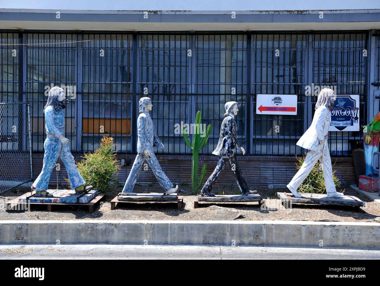 Geschnitzte Holzstatuen, die die Beatles auf der Abbey Road vor Torgom Vintage Clothing in Vernon, Los Angeles, Kalifornien, USA zeigen Stockfoto