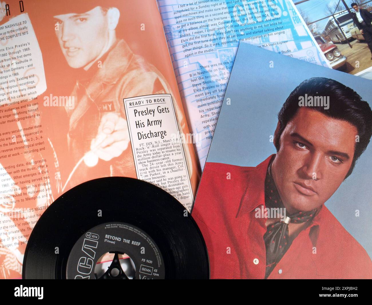 Musikausstellung - Musikausstellung - Elvis Presley Single HIT Vinyl Record with Pictures; King of Rock and Roll Stockfoto