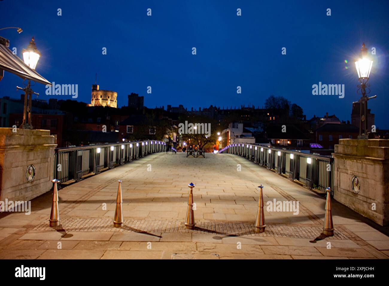 Windsor und Eaton Bridge, Berkshire, Großbritannien während der Blue Hour Stockfoto