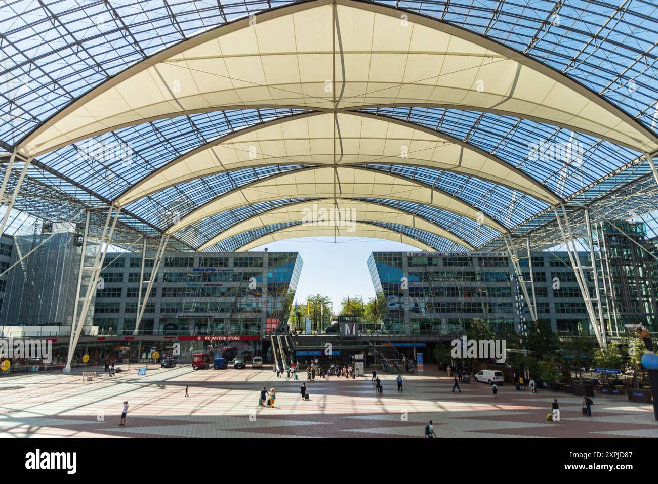 MÜNCHEN, DEUTSCHLAND - 6. AUGUST 2024: Außenansicht des Münchner Flughafens an einem sonnigen Tag Stockfoto