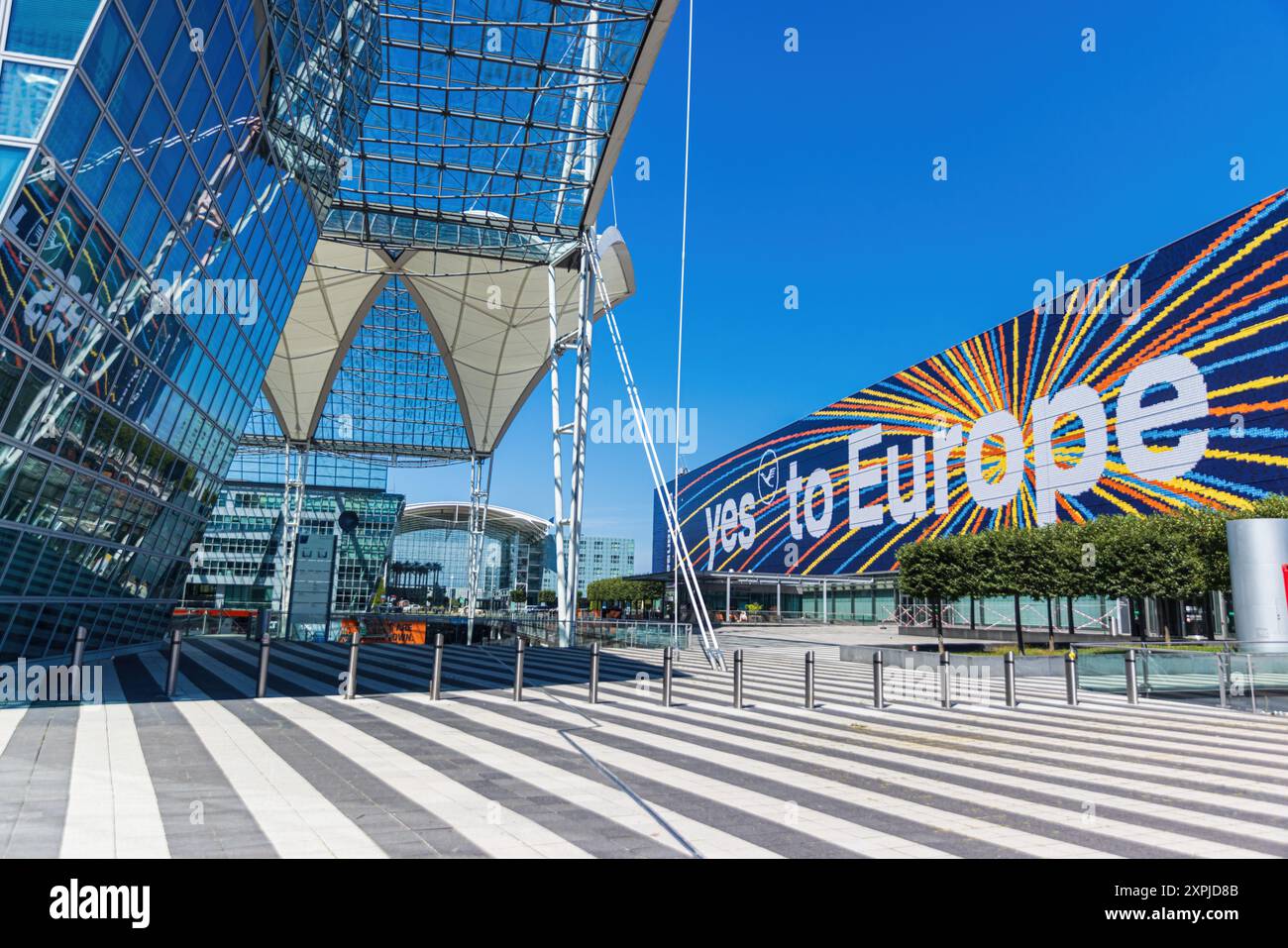 MÜNCHEN, DEUTSCHLAND - 6. AUGUST 2024: Außenansicht des Münchner Flughafens an einem sonnigen Tag Stockfoto