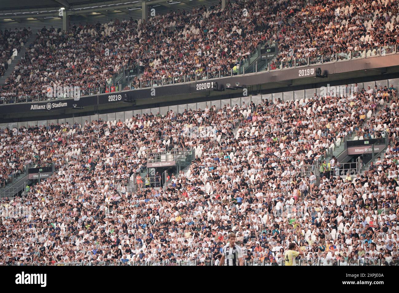 Torino, Italien. August 2024. Fans während des Fußballspiels vor der Saison zwischen Juventus und Juvetus Next Gen im Allianz-Stadion in Turin, Nordwesten Italiens - Dienstag, den 6. August 2024. Sport - Fußball . (Foto: Marco Alpozzi/Lapresse) Credit: LaPresse/Alamy Live News Stockfoto