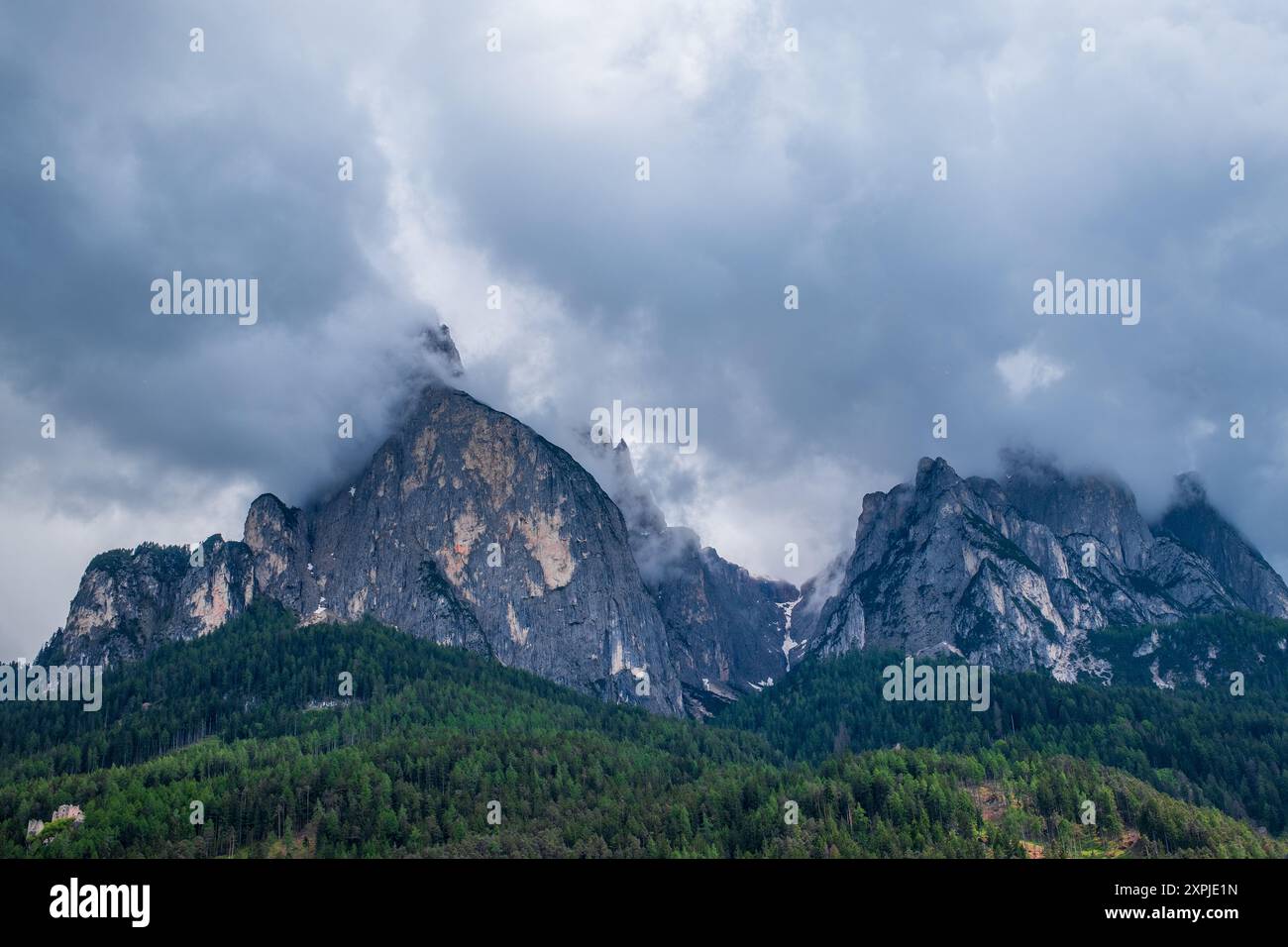 Panoramablick auf den Schlern auf der Seiser Alm in den Dolomiten in Südtirol, Italien. Stockfoto