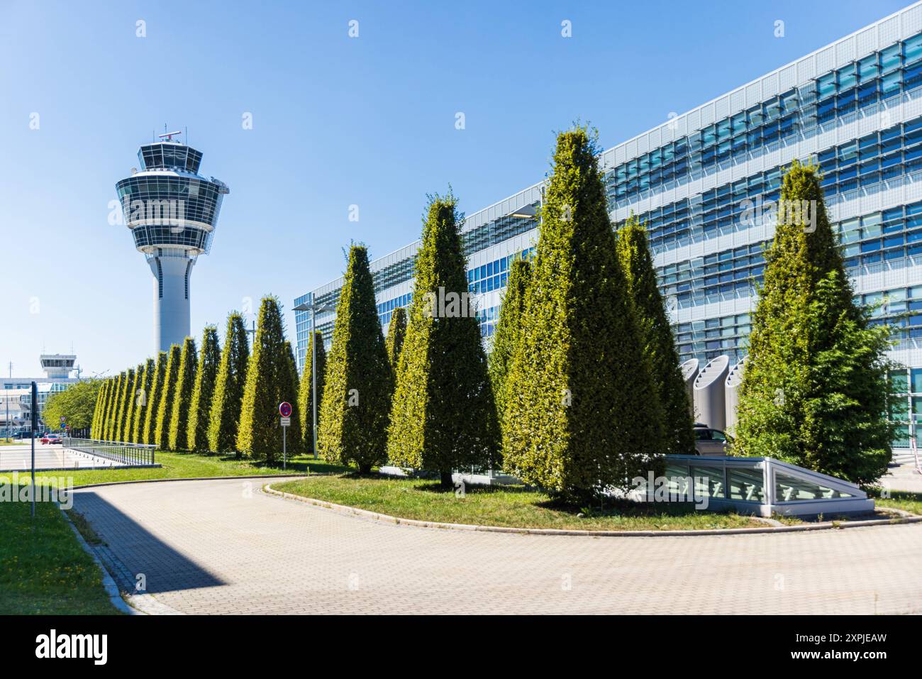MÜNCHEN, DEUTSCHLAND - 6. AUGUST 2024: Außenansicht des Münchner Flughafens an einem sonnigen Tag mit blauem Himmel Turm des Münchner Flughafens bei Erding München Deutschland Stockfoto