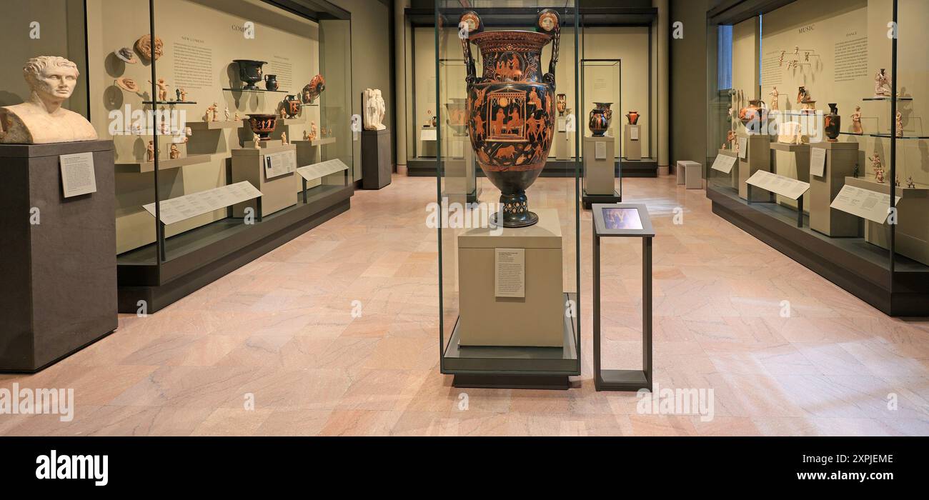 Griechische Halle mit einer großen Vase im Vordergrund im Boston Fine Museum Stockfoto