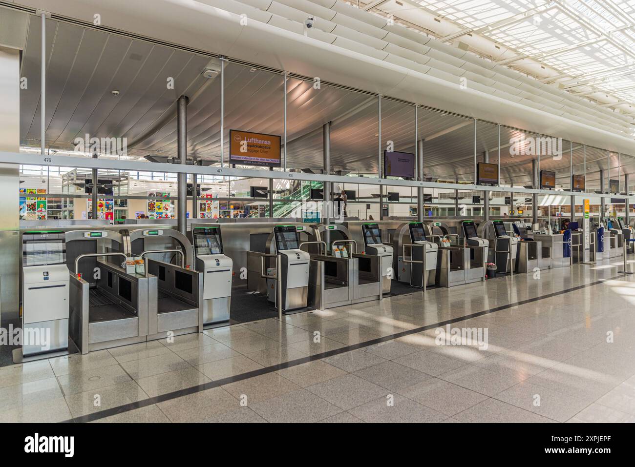 MÜNCHEN AIRPORT, DEUTSCHLAND, 8. AUGUST 2024 : Automatischer Selbsteincheckservice und Gepäckabgabe am Flughafen München Automatischer Selbstbedienungsautomat am Flughafen München. Stockfoto