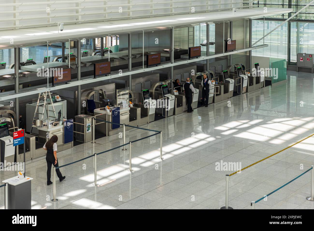 MÜNCHEN AIRPORT, DEUTSCHLAND, 8. AUGUST 2024 : Automatischer Selbsteincheckservice und Gepäckabgabe am Flughafen München Automatischer Selbstbedienungsautomat am Flughafen München. Stockfoto