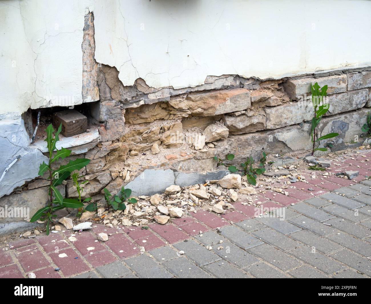 Einstürzende Backsteinfundamente eines Gebäudes Stockfoto