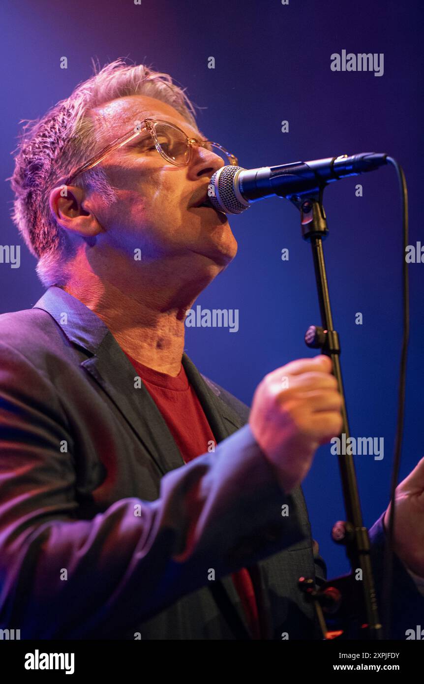 Gary Daly, Leadsänger der Band China Crisis, trat 2024 während eines Live-Konzerts auf Stockfoto