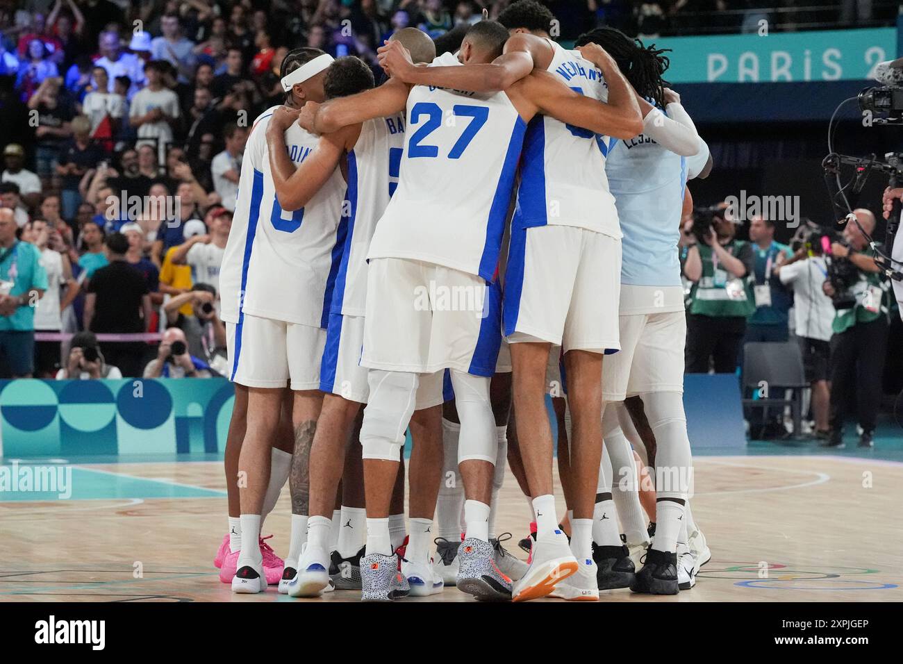 Paris, Frankreich. August 2024. Die Spieler des französischen Teams feiern, nachdem sie am Dienstag, den 6. August 2024, bei den Olympischen Spielen 2024 in Paris, Frankreich, im Viertelfinalspiel der Männer gegen Kanada geschlagen haben. Frankreich besiegte Kanada 82-73 und wird in die nächste Runde vorrücken. Foto: Richard Ellis/UPI Credit: UPI/Alamy Live News Stockfoto