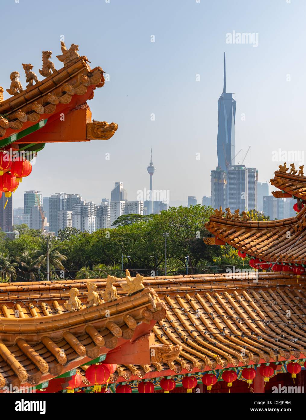 Ein Bild des Thean Hou Tempels und der Stadt Kuala Lumpur in der Ferne, nämlich der Menara Kuala Lumpur und der Merdeka 118 Türme. Stockfoto