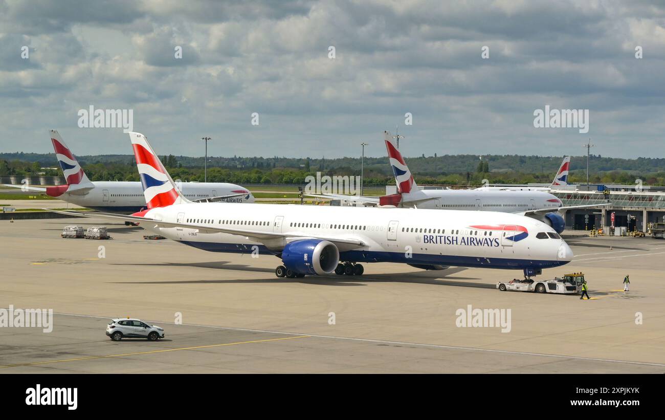 London, England, Vereinigtes Königreich - 29. April 2024: Boeing 787 Dreamliner (Registrierung G-ZBLB), betrieben von British Airways, bereitet sich auf den Abflug von London Heathrow vor Stockfoto