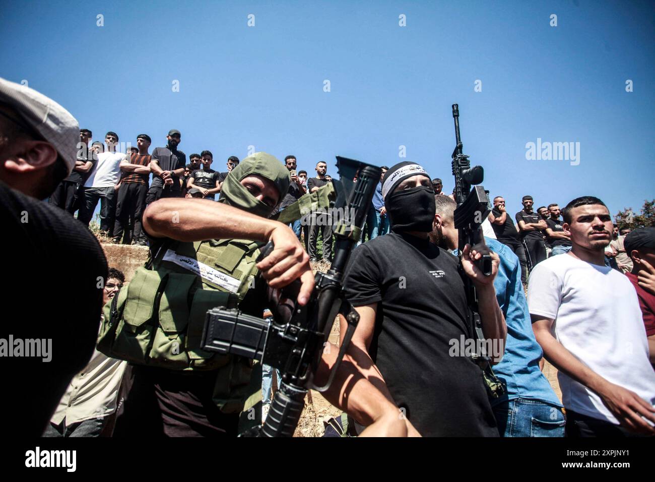 Nablus, Palästina. August 2024. Bewaffnete Männer nehmen an der Beerdigung der fünf Palästinenser Teil, die bei einem israelischen Streik auf einem Fahrzeug in der Stadt Jenin im Westjordanland getötet wurden. (Foto: Nasser Ishtayeh/SOPA Images/SIPA USA) Credit: SIPA USA/Alamy Live News Stockfoto