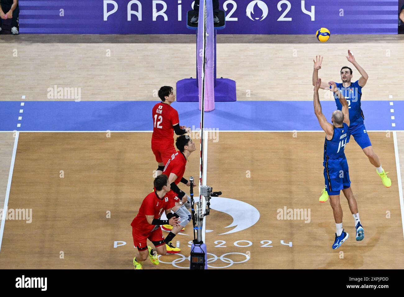 Paris, Frankreich. August 2024. Simone Giannelli von Italien während des Olympischen Spiels Volleyball Männer, Viertelfinale Italien gegen Japan, am 5. August 2024 in der Arena Paris Sud 1, Paris, Frankreich. Quelle: Tiziano Ballabio/Alamy Live News Stockfoto