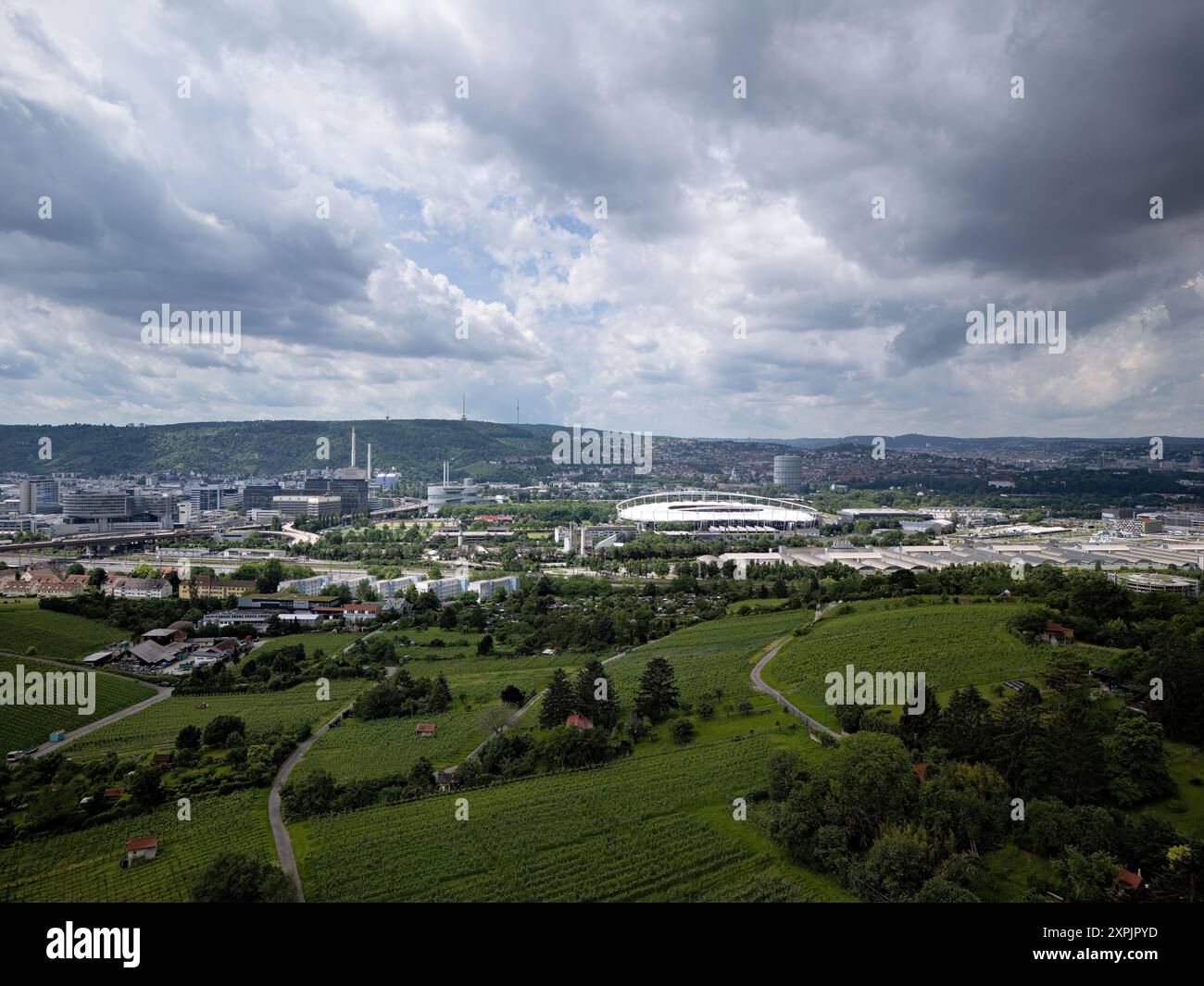 Stuttgarter Industriegebiet im Sommer von oben Stockfoto