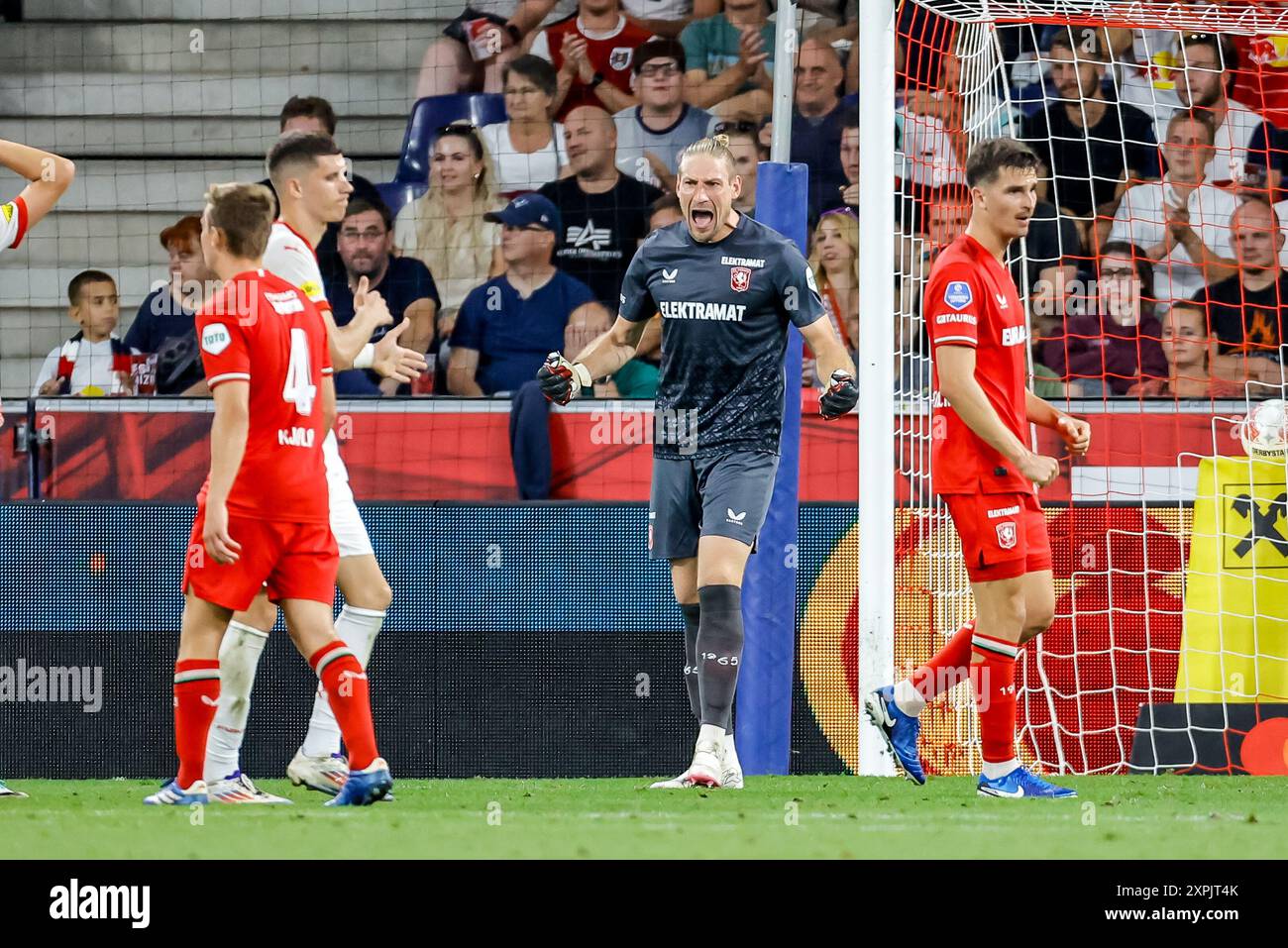 Salzburg, Österreich. August 2024. SALZBURG, ÖSTERREICH - 6. AUGUST: Torhüter Lars Unnerstall vom FC Twente trainiert seine Teamkollegen beim dritten Qualifikationsspiel der UEFA Champions League 1. Leg zwischen Red Bull Salzburg und dem FC Twente am 6. August 2024 im Stadion Salzburg. (Foto von Raymond Smit/Orange Pictures) Credit: Orange Pics BV/Alamy Live News Stockfoto