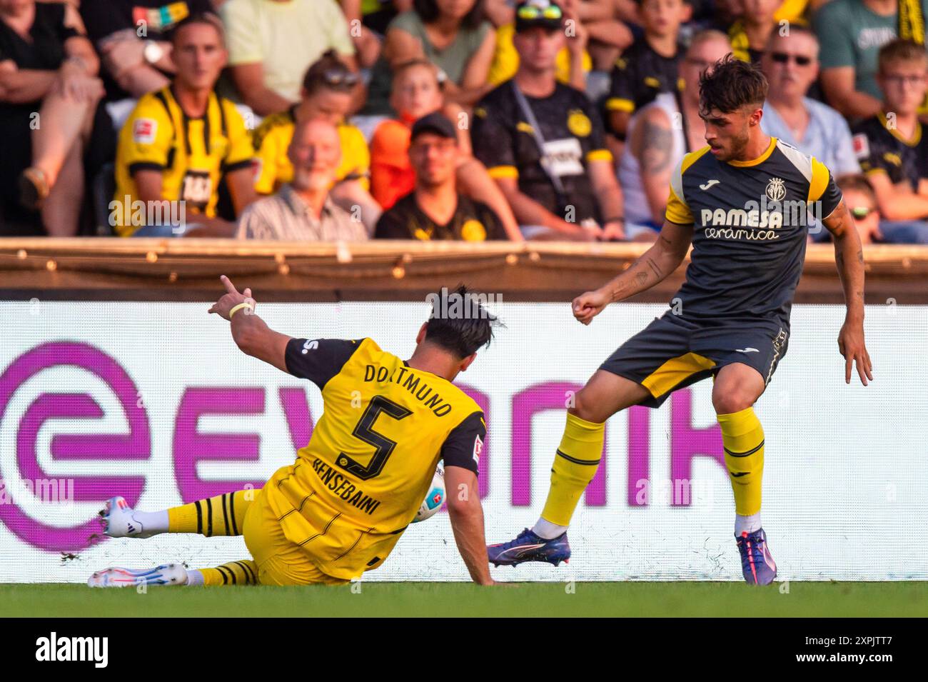 Ramy Bensebaini (5, Borussia Dortmund) vor Adria Altimira (18, FC Villarreal) AUT, BVB Borussia Dortmund vs FC Villareal, Fussball, Vorbereitung, Saison 2024/25, 06.08.2024, Foto: Eibner-Pressefoto/Florian Wolf Stockfoto