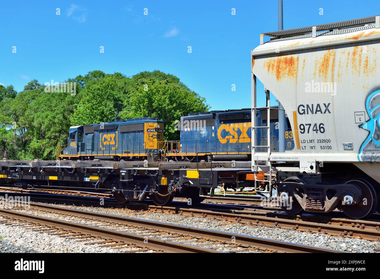 Blue Island, Illinois, USA. Zwei Güterzüge fahren durch den südlichen Vorort Chicago. Stockfoto