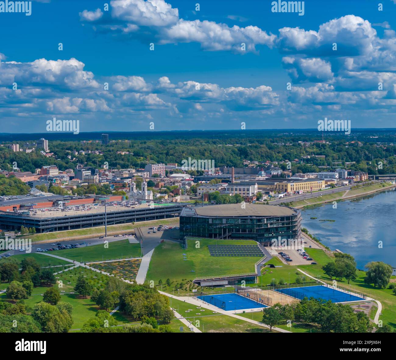 Zalgiris Arena, Kaunas. Foto der Drohne. Die größte Hallensportarena Litauens und der Baltischen staaten befindet sich auf der Insel Nemunas Stockfoto