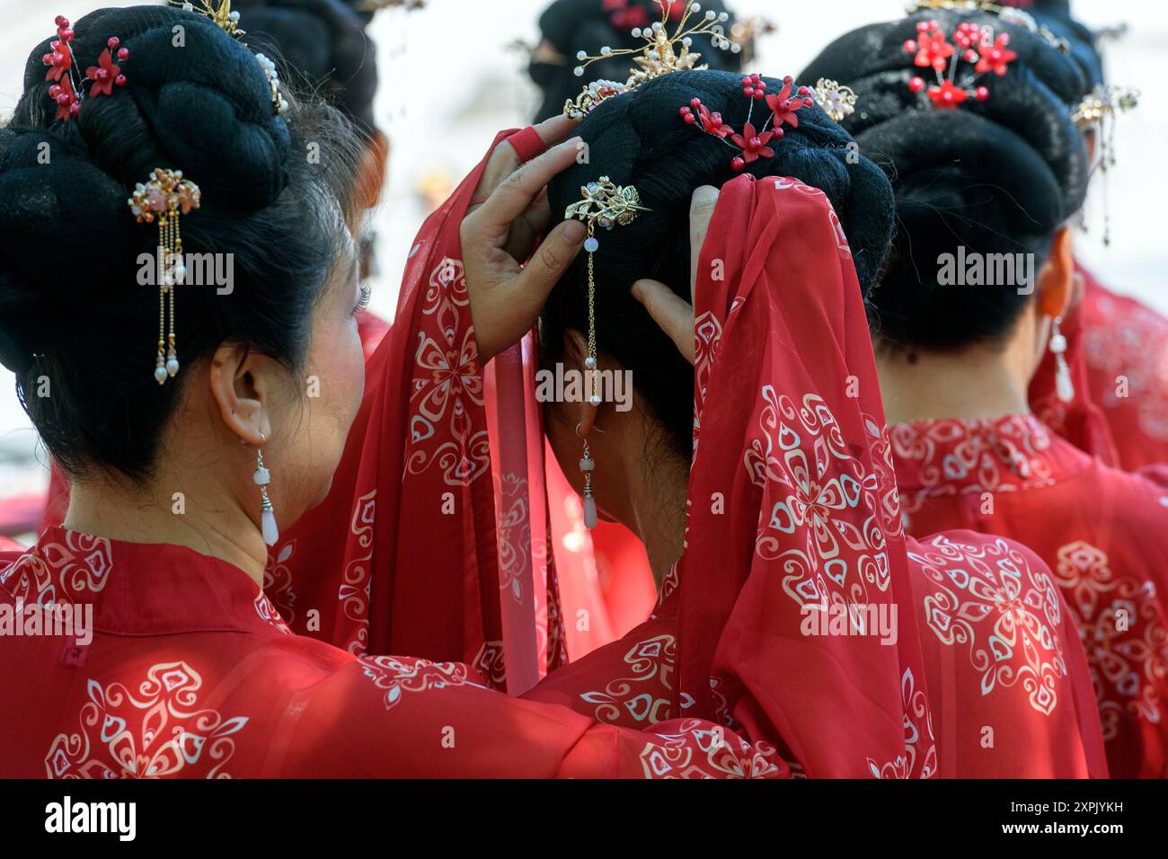 Chinesische kanadische Frauen tragen traditionelle Trachten der Han Dynastie beim Calgary Heritage Day Festival in Alberta, Kanada Stockfoto