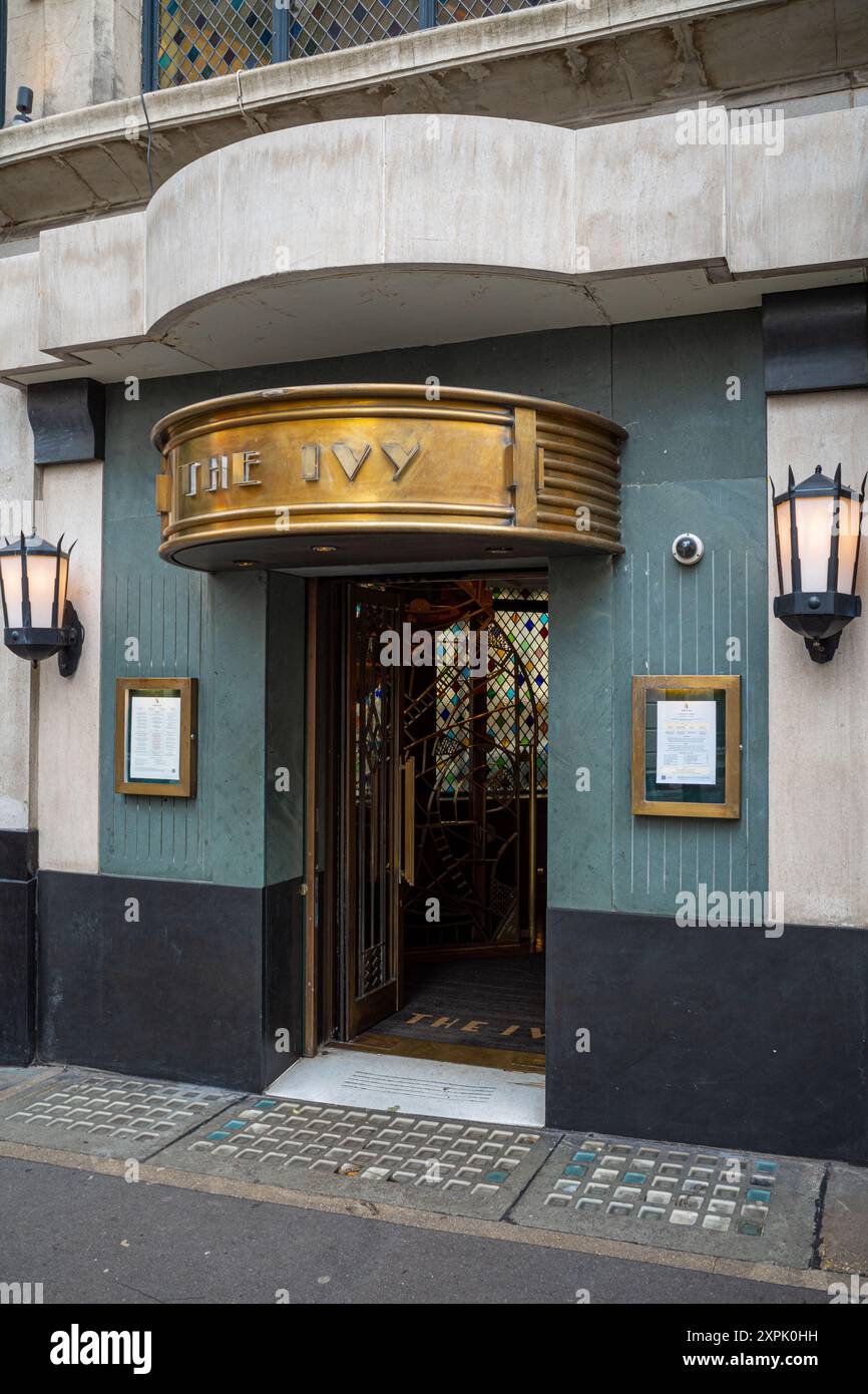 Das Ivy Restaurant in der West Street im Londoner Viertel Covent Garden. Gegründet an diesem Standort im Jahr 1917. Stockfoto