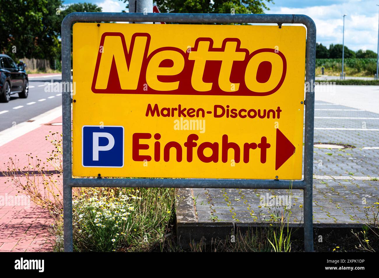 Geeste-Dalum, Niedersachsen, Deutschland, 14. Juli 2024 - Schild und Parkplatz des Netto Discounter Supermarkt Stockfoto