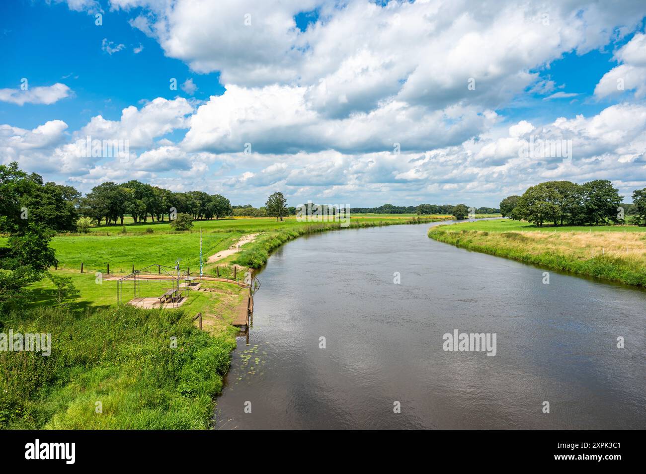 Grüne Ufer des Dortmunder Ems-Kanals um Geeste-Dalum, Niedersachsen Stockfoto