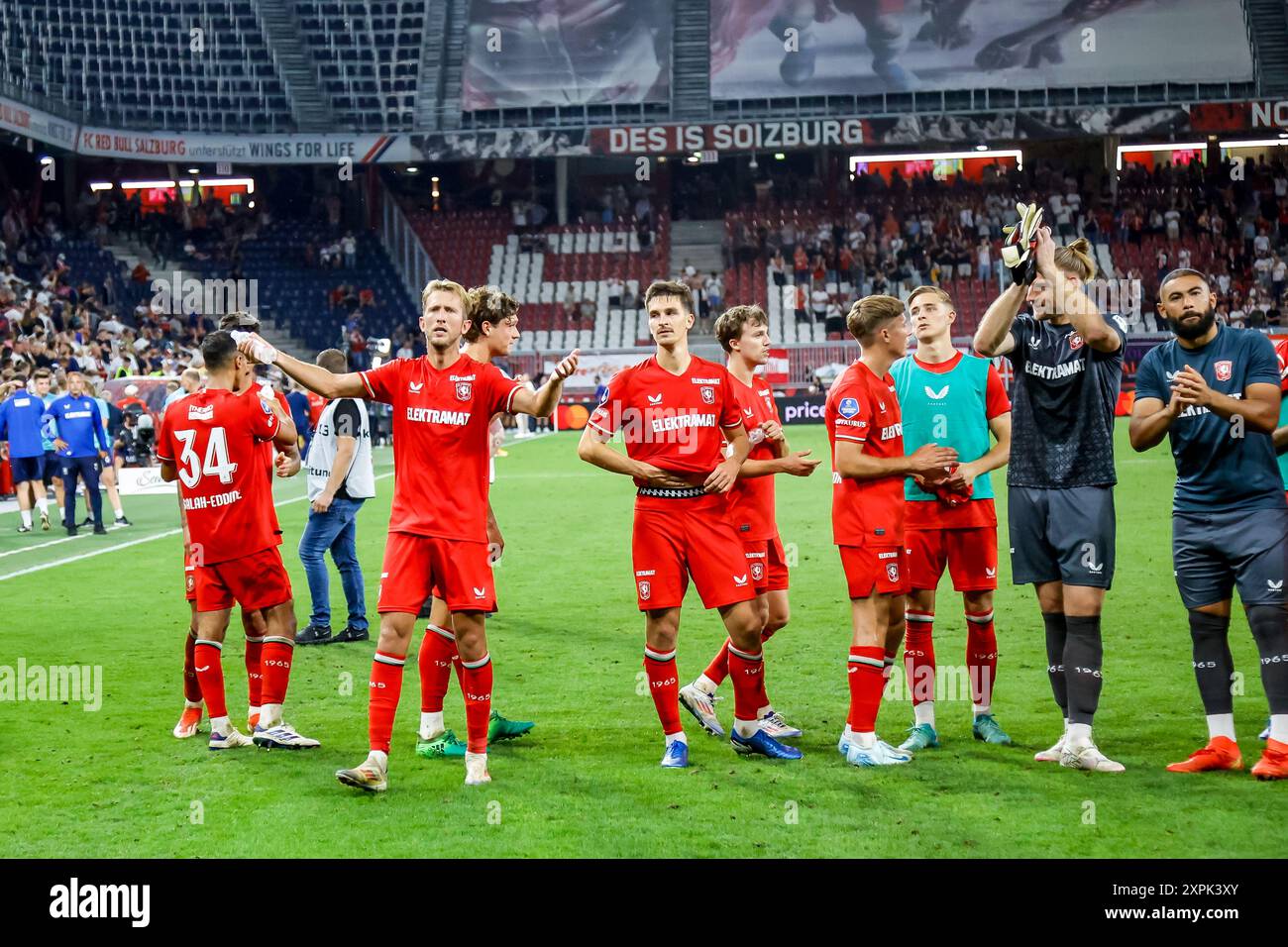 Salzburg, Österreich. August 2024. SALZBURG, ÖSTERREICH - 6. AUGUST: Michel VLAP vom FC Twente applaudiert den Fans beim Spiel der dritten Qualifikationsrunde der UEFA Champions League 1. Leg zwischen Red Bull Salzburg und dem FC Twente im Stadion Salzburg am 6. August 2024 in Salzburg. (Foto von Raymond Smit/Orange Pictures) Credit: Orange Pics BV/Alamy Live News Stockfoto
