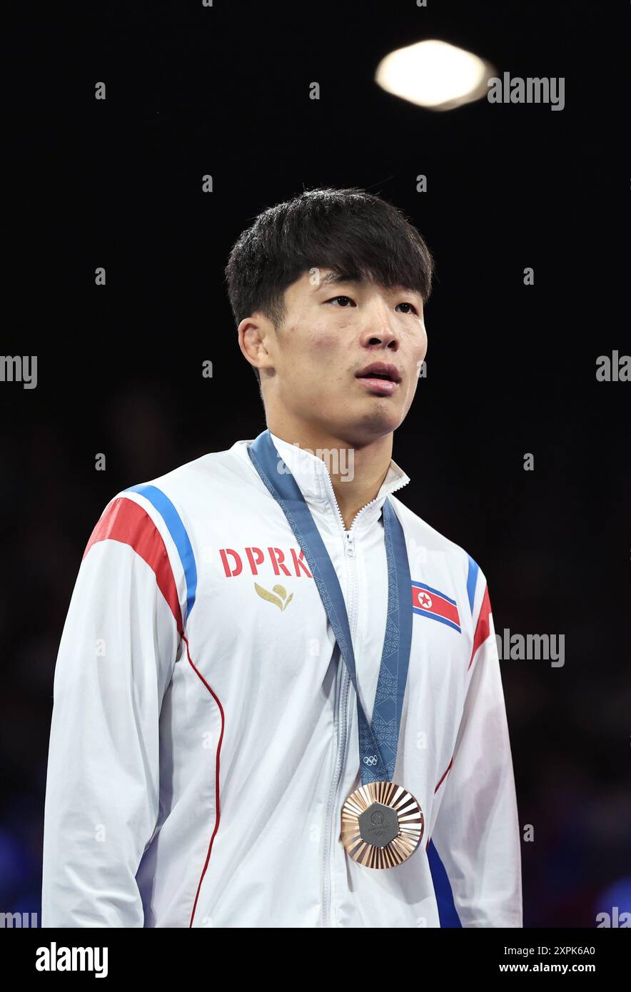 Paris, Frankreich. August 2024. Der Bronzemedaillengewinner Ri SE Ung von der Demokratischen Volksrepublik Korea (DVRK) reagiert auf die Siegerehrung des griechisch-römischen 60 kg-Rings der Männer bei den Olympischen Spielen 2024 in Paris, Frankreich, 6. August 2024. Quelle: Zhang Fan/Xinhua/Alamy Live News Stockfoto