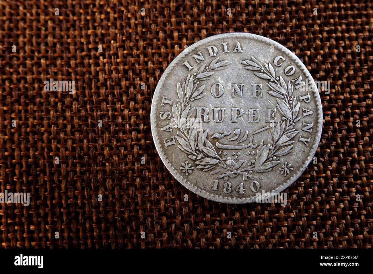 Die Silbermünze trägt die Inschrift East India Company zusammen mit der Stückelung One Rupee und dem Jahr 1840. Es zeigt komplizierte Designs, Ref Stockfoto