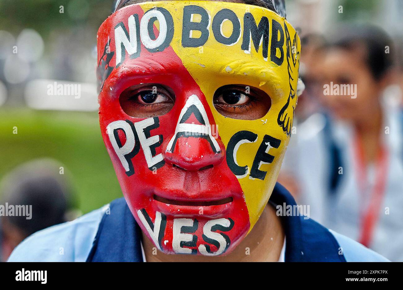 Mumbai, Indien. August 2024. Ein Schüler, der eine Gesichtsmaske mit den Worten „No Bomb Peace Yes“ trägt, wird bei der Friedenskundgebung zum Hiroshima-Nagasaki Day in Mumbai gesehen. Die Friedenskundgebung zum Hiroshima-Nagasaki-Tag wurde von Studenten verschiedener Colleges der Stadt organisiert, um dem 79. Jahrestag der verheerenden Atomangriffe Amerikas auf Hiroshima und Nagasaki während des Zweiten Weltkriegs zu gedenken Welt. Quelle: SOPA Images Limited/Alamy Live News Stockfoto