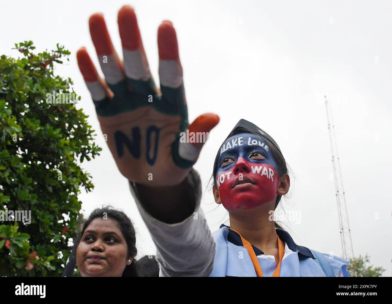 Mumbai, Indien. August 2024. Die Schüler nehmen ein Versprechen auf der Friedenskundgebung zum Hiroshima-Nagasaki-Tag in Mumbai. Die Friedenskundgebung zum Hiroshima-Nagasaki-Tag wurde von Studenten verschiedener Colleges der Stadt organisiert, um dem 79. Jahrestag der verheerenden Atomangriffe Amerikas auf Hiroshima und Nagasaki während des Zweiten Weltkriegs zu gedenken Welt. Quelle: SOPA Images Limited/Alamy Live News Stockfoto