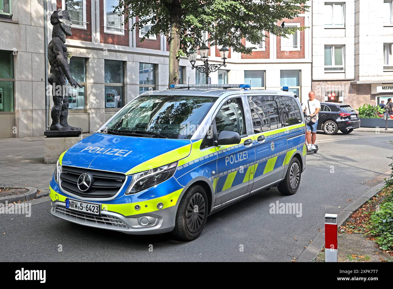 Kontrolle in der Innenstadt Streifenfahrt der Polizei in der Essener Innenstadt Essen Nordrhein-Westfalen Deutschland Innenstadt *** Polizeipatrouille in der Innenstadt von Essen Essen Essen Nordrhein-Westfalen Deutschland Stadtzentrum Stockfoto