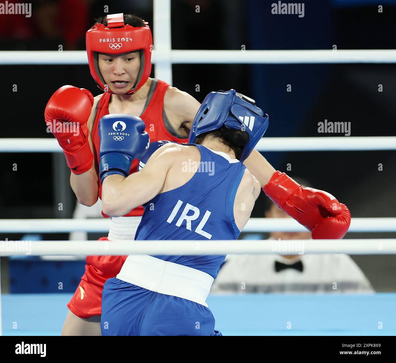 Paris, Frankreich. August 2024. Yang Wenlu (Heck) aus China tritt mit Kellie Harrington aus Irland beim 60 kg-Finale der Olympischen Spiele 2024 in Paris, Frankreich, am 6. August 2024 an. Quelle: Cao Can/Xinhua/Alamy Live News Stockfoto