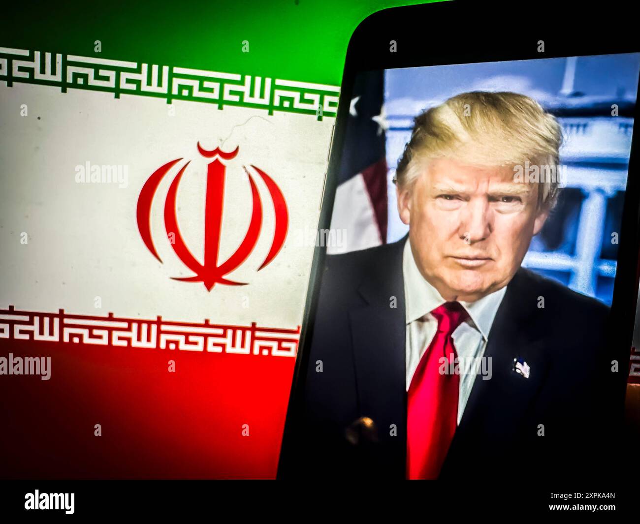 6. August 2024: Eine Foto-Illustration, die ein offizielles Porträt des US-Präsidenten Donald Trump vor der Flagge der Islamischen Republik Iran zeigt. Das DoJ entdeckte kürzlich einen vereitelten iranischen Attentatsversuch auf den ehemaligen Präsidenten, der einen pakistanischen Staatsangehörigen beschuldigte, versucht zu haben, einen Mörder anzuheuern, um US-Regierungsbeamte im Zusammenhang mit der Ermordung des iranischen Generals Qasem Soleimani ins Visier zu nehmen. Der Konflikt im Nahen Osten ist am Horizont, nachdem der israelische Premierminister Benjamin Netanjahu doppelte Morde an einem libanesischen Hezbollah-Kommandeur in Beirut und einem Hamas-Chef angeordnet hat Stockfoto