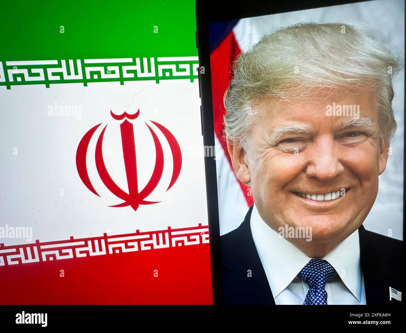 6. August 2024: Eine Foto-Illustration, die ein offizielles Porträt des US-Präsidenten Donald Trump vor der Flagge der Islamischen Republik Iran zeigt. Das DoJ entdeckte kürzlich einen vereitelten iranischen Attentatsversuch auf den ehemaligen Präsidenten, der einen pakistanischen Staatsangehörigen beschuldigte, versucht zu haben, einen Mörder anzuheuern, um US-Regierungsbeamte im Zusammenhang mit der Ermordung des iranischen Generals Qasem Soleimani ins Visier zu nehmen. Der Konflikt im Nahen Osten ist am Horizont, nachdem der israelische Premierminister Benjamin Netanjahu doppelte Morde an einem libanesischen Hezbollah-Kommandeur in Beirut und einem Hamas-Chef angeordnet hat Stockfoto