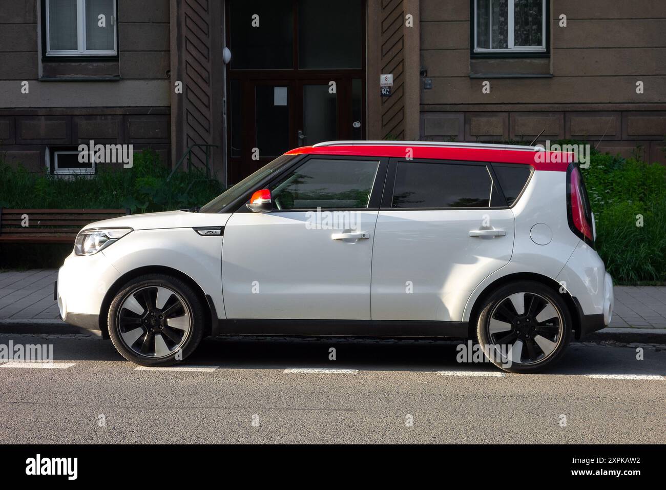 OSTRAVA, TSCHECHIEN - 31. MAI 2021: Seitenansicht des Kia Soul Crossover-Autos, das auf der Straße geparkt ist Stockfoto