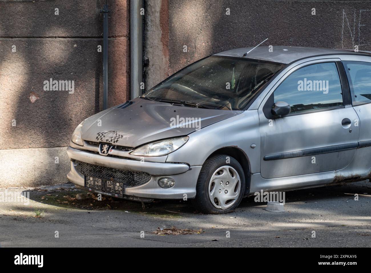 OSTRAVA, TSCHECHISCHE REPUBLIK - 25. AUGUST 2023: Wrack des silbernen Autos Peugeot 207 parkt auf der Straße Stockfoto