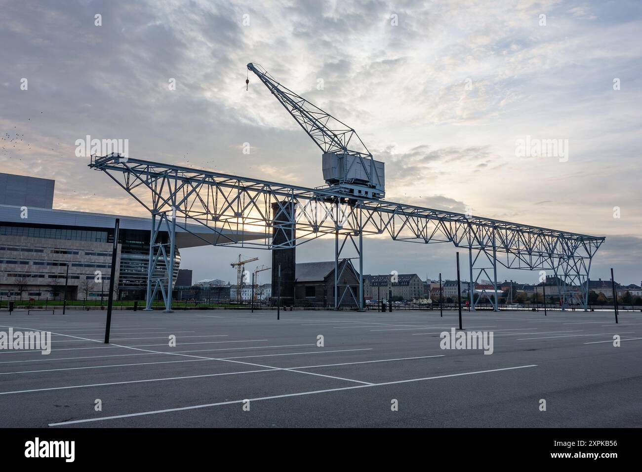 KOPENHAGEN, DÄNEMARK - 27. OKTOBER 2014: Stadtbild Kopenhagens, nördliche Docks mit Industriebau und Opernhaus Stockfoto