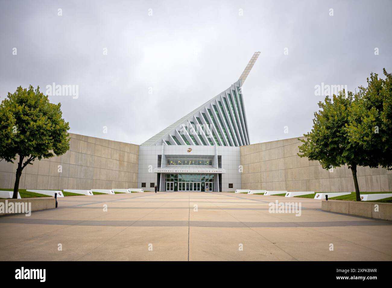 National Museum of the Marine Corps Entrance TRIANGLE Virginia // TRIANGLE, Virginia, Vereinigte Staaten — der Haupteingang des National Museum of the Marine Corps in Triangle, Virginia. Das Museum, das der Geschichte des United States Marine Corps gewidmet ist, verfügt über ein markantes architektonisches Design mit einem hoch aufragenden Glasatrium. Der Außenturm erinnert an die berühmte Fotografie der Flaggenheber in Iwo Jima im Zweiten Weltkrieg. Das Museum befindet sich in der Nähe der Marine Corps Base Quantico und wurde im November 2006 für die Öffentlichkeit geöffnet. Stockfoto
