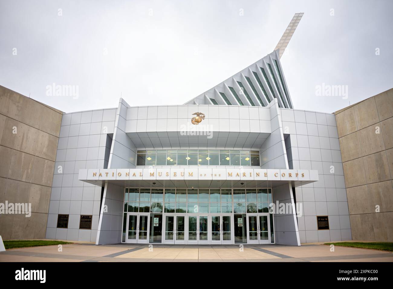 National Museum of the Marine Corps Entrance TRIANGLE Virginia // TRIANGLE, Virginia, Vereinigte Staaten — der Haupteingang des National Museum of the Marine Corps in Triangle, Virginia. Das Museum, das der Geschichte des United States Marine Corps gewidmet ist, verfügt über ein markantes architektonisches Design mit einem hoch aufragenden Glasatrium. Der Außenturm erinnert an die berühmte Fotografie der Flaggenheber in Iwo Jima im Zweiten Weltkrieg. Das Museum befindet sich in der Nähe der Marine Corps Base Quantico und wurde im November 2006 für die Öffentlichkeit geöffnet. Stockfoto