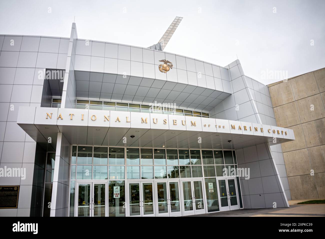 National Museum of the Marine Corps Entrance TRIANGLE Virginia // TRIANGLE, Virginia, Vereinigte Staaten — der Haupteingang des National Museum of the Marine Corps in Triangle, Virginia. Das Museum, das der Geschichte des United States Marine Corps gewidmet ist, verfügt über ein markantes architektonisches Design mit einem hoch aufragenden Glasatrium. Der Außenturm erinnert an die berühmte Fotografie der Flaggenheber in Iwo Jima im Zweiten Weltkrieg. Das Museum befindet sich in der Nähe der Marine Corps Base Quantico und wurde im November 2006 für die Öffentlichkeit geöffnet. Stockfoto