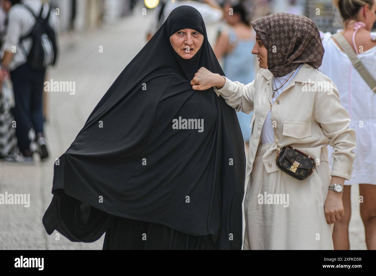 Muslimische Frauen in Mostar. Bosnien und Herzegowina Stockfoto