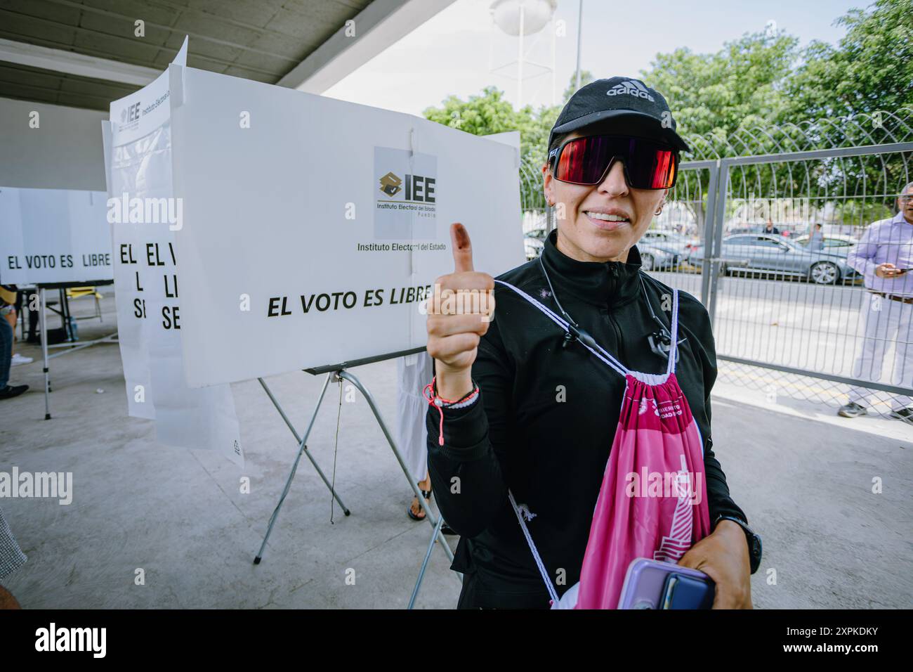 Eine Person zeigt ihren Daumen mit spezieller Tinte, nachdem sie ihre Stimme bei den mexikanischen Präsidentschaftswahlen abgegeben hat. Diese Geste hebt die Wahlverpflichtung hervor Stockfoto