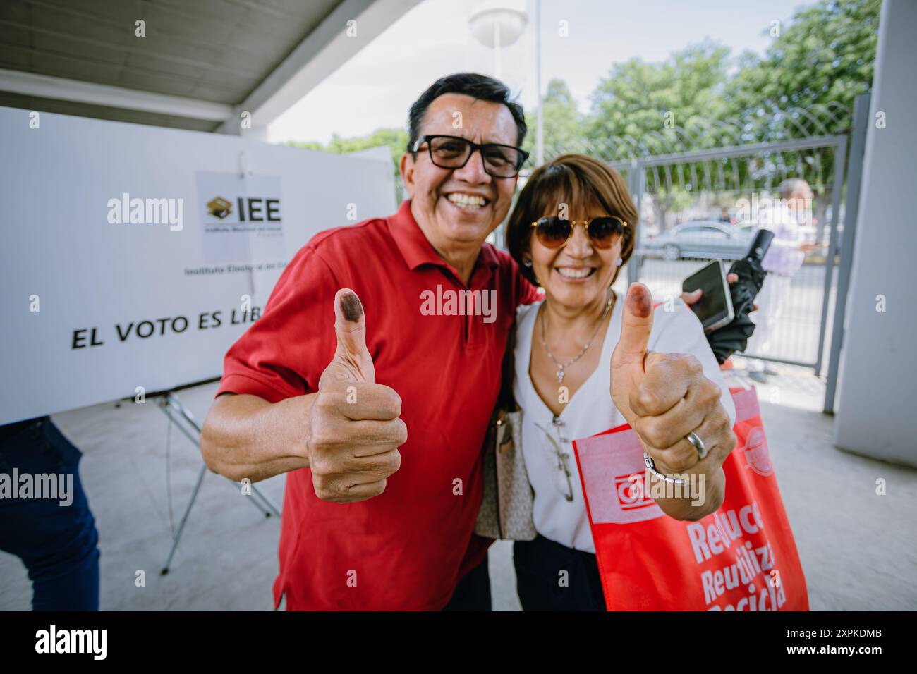 Eine Person zeigt ihren Daumen mit spezieller Tinte, nachdem sie ihre Stimme bei den mexikanischen Präsidentschaftswahlen abgegeben hat. Diese Geste hebt die Wahlverpflichtung hervor Stockfoto