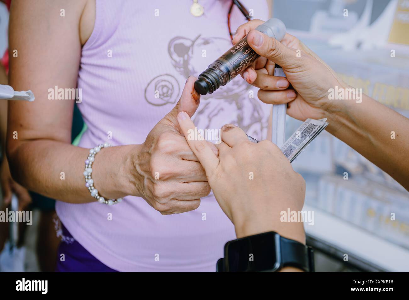 Eine Person zeigt ihren Daumen mit spezieller Tinte, nachdem sie ihre Stimme bei den mexikanischen Präsidentschaftswahlen abgegeben hat. Diese Geste hebt die Wahlverpflichtung hervor Stockfoto