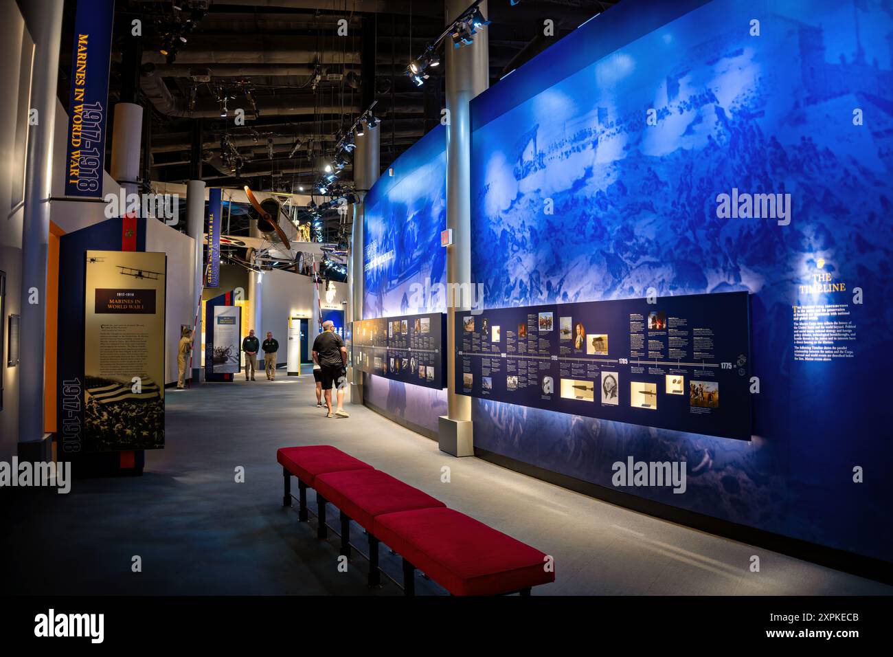 National Museum of the Marine Corps History Timeline Triangle Virginia // TRIANGLE, Virginia — die Ausstellung Marine Corps History Timeline im National Museum of the Marine Corps in Triangle, Virginia, bietet einen umfassenden Überblick über die Geschichte des United States Marine Corps. Von der Gründung im Jahr 1775 bis zu den modernen Rollen zeigt die Ausstellung wichtige Meilensteine, Schlachten und Innovationen, die die Evolution des Marine Corps über die Jahrhunderte geprägt haben. Besucher können detaillierte Darstellungen und Artefakte erkunden, die einen Einblick in das Erbe und die Beiträge des Marine Corps geben Stockfoto