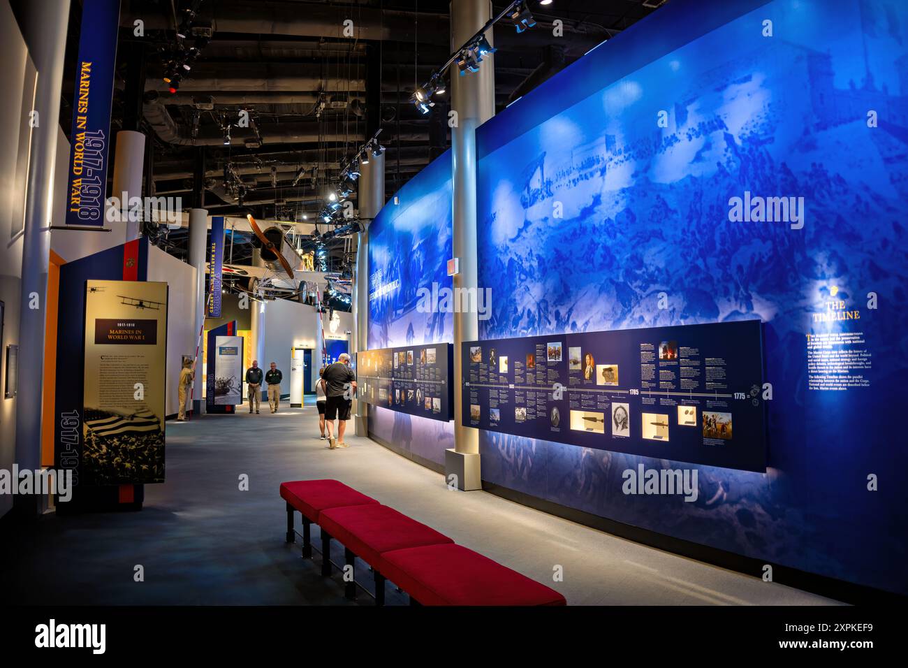 National Museum of the Marine Corps History Timeline Triangle Virginia // TRIANGLE, Virginia — die Ausstellung Marine Corps History Timeline im National Museum of the Marine Corps in Triangle, Virginia, bietet einen umfassenden Überblick über die Geschichte des United States Marine Corps. Von der Gründung im Jahr 1775 bis zu den modernen Rollen zeigt die Ausstellung wichtige Meilensteine, Schlachten und Innovationen, die die Evolution des Marine Corps über die Jahrhunderte geprägt haben. Besucher können detaillierte Darstellungen und Artefakte erkunden, die einen Einblick in das Erbe und die Beiträge des Marine Corps geben Stockfoto